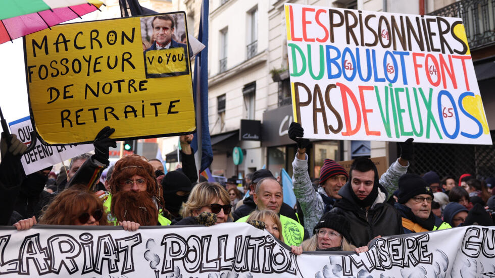 Retraites : "à l'appel de la jeunesse", des dizaines de milliers de manifestants défilent à Paris