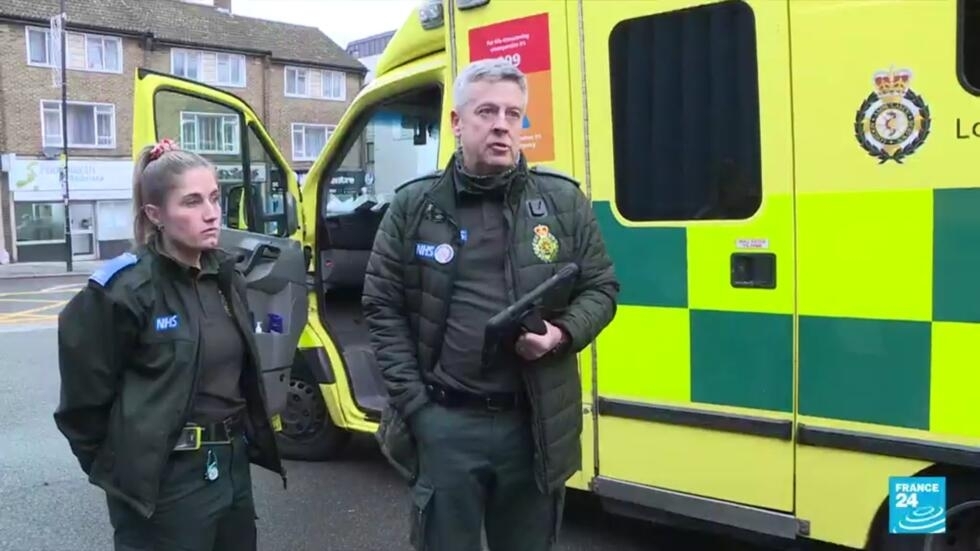 Au Royaume-Uni, les ambulanciers du NHS en grève pour dénoncer le manque de moyens Au Royaume-Uni, les ambulanciers du NHS en grève pour dénoncer le manque de moyens