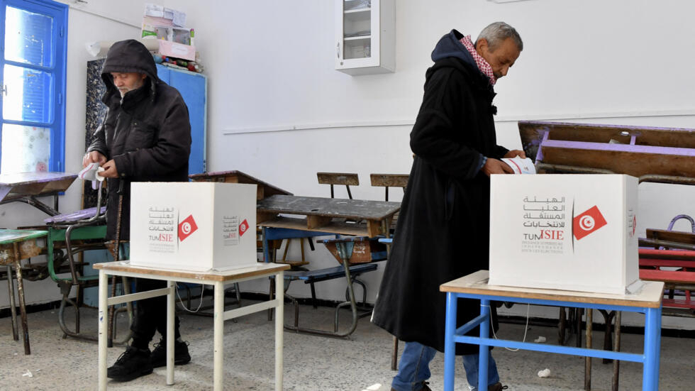 Abstention record aux législatives en Tunisie : l'opposition appelle à l'union contre Kaïs Saïed