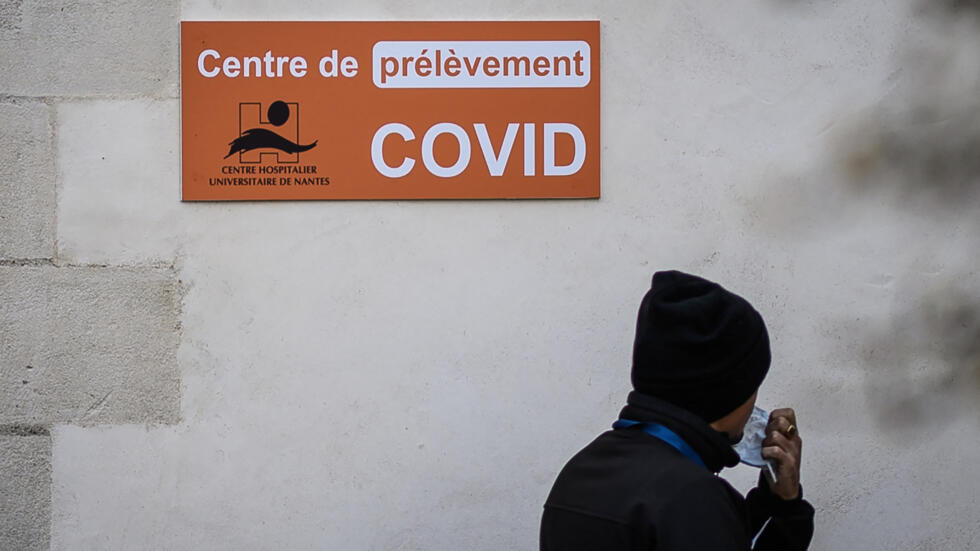 Fin des mesures anti-Covid 19 en France malgré une "triple épidémie" qui perdure