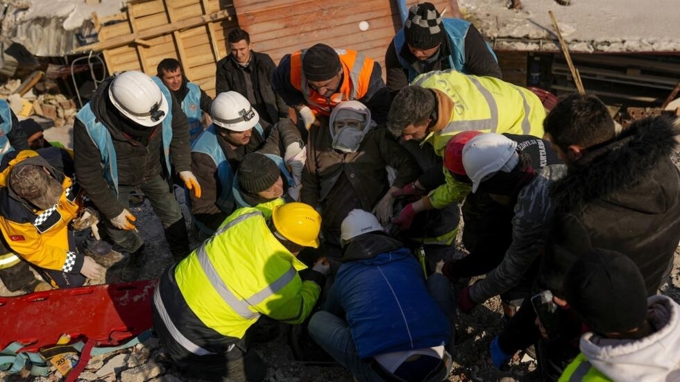 Le bilan des séismes en Turquie et en Syrie dépasse les 20 000 morts Le bilan des séismes en Turquie et en Syrie dépasse les 20 000 morts