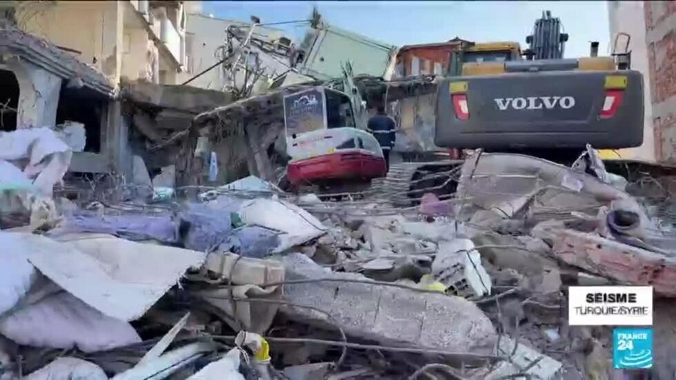 Dans la ville dévastée d'Adiyaman, les secouristes s'activent pour retrouver des survivants Dans la ville dévastée d'Adiyaman, les secouristes s'activent pour retrouver des survivants