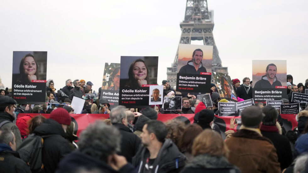 Après la libération de Fariba Adelkhah, l'espoir des familles des Français détenus en Iran Après la libération de Fariba Adelkhah, l'espoir des familles des Français détenus en Iran