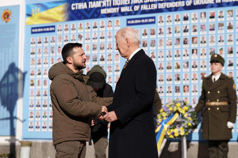 "L’Ukraine est toujours debout, la démocratie tient bon", affirme Joe Biden à Kiev