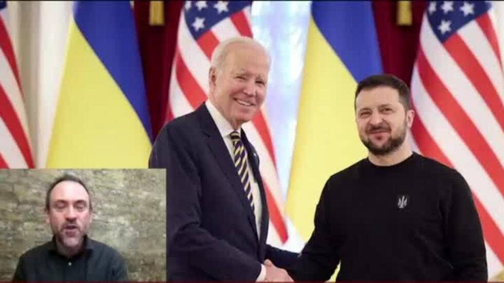 "L’Ukraine est toujours debout, la démocratie tient bon", affirme Joe Biden à Kiev