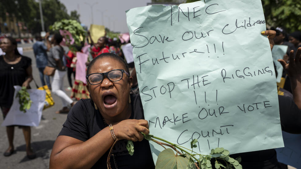 Au Nigeria, un imbroglio technologique entache l'élection présidentielle Au Nigeria, un imbroglio technologique entache l'élection présidentielle