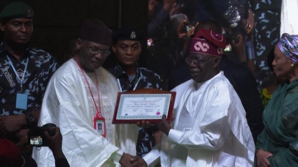 Bola Tinubu, l'influent "parrain de Lagos", élu président du Nigeria Bola Tinubu, l'influent "parrain de Lagos", élu président du Nigeria
