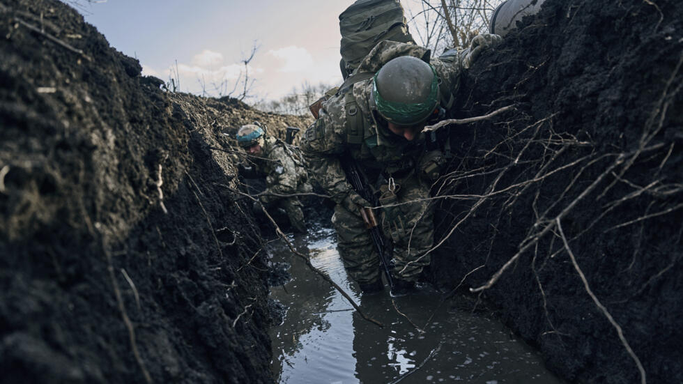 Guerre en Ukraine : Zelensky demande à l'armée de "trouver les forces" pour défendre Bakhmout Guerre en Ukraine : Zelensky demande à l'armée de "trouver les forces" pour défendre Bakhmout