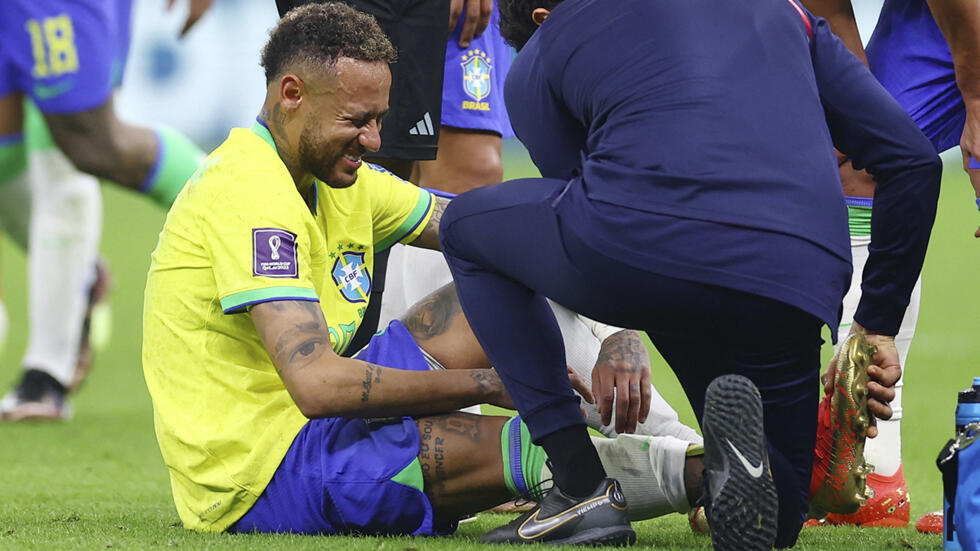 Neymar bientôt opéré de la cheville, sa saison avec le PSG compromise Neymar bientôt opéré de la cheville, sa saison avec le PSG compromise