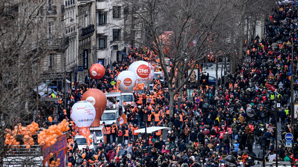 Forte mobilisation contre la réforme des retraites, l'intersyndicale veut voir Macron en "urgence"