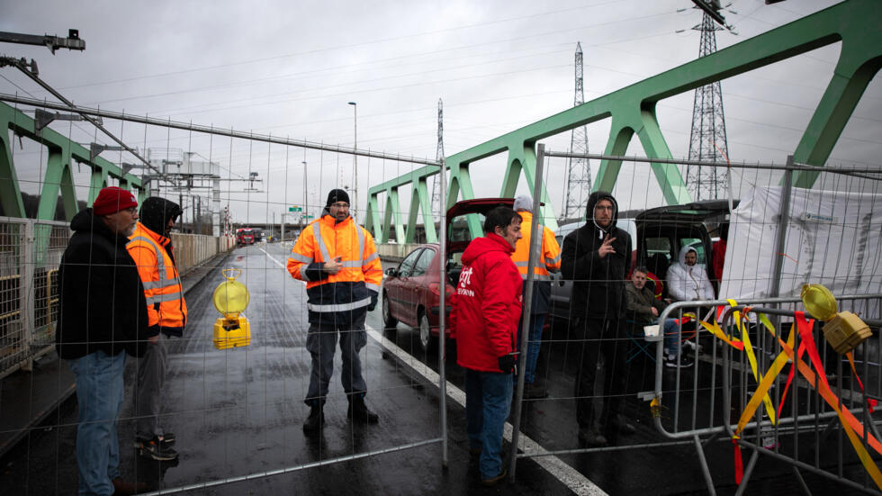 Transports, raffineries, éboueurs… les grèves continuent contre la réforme des retraites