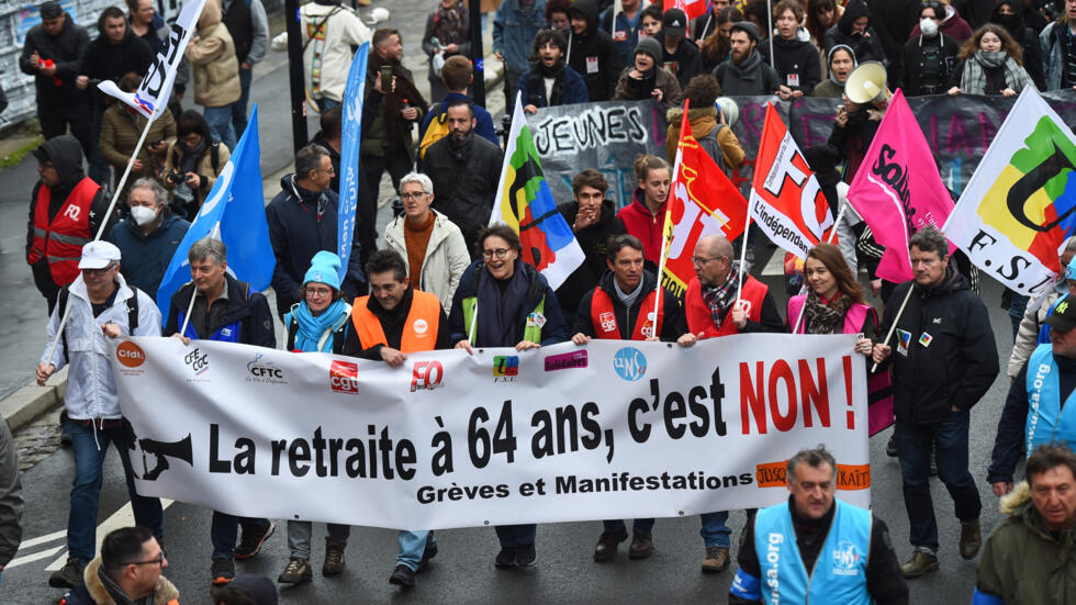 Mobilisation contre la réforme des retraites en net recul, Macron appelé à "consulter le peuple"