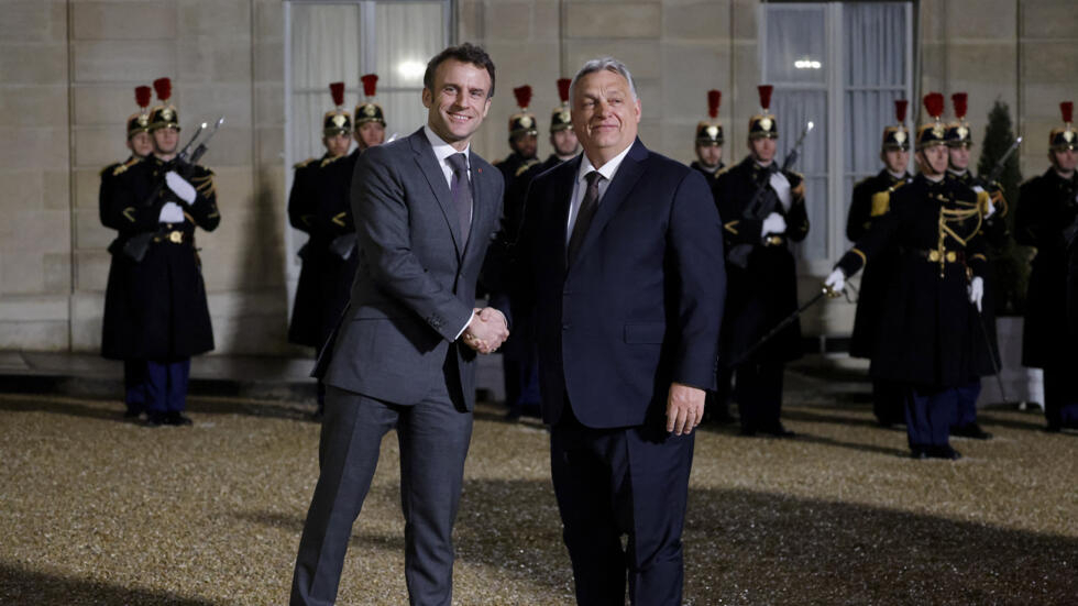 Emmanuel Macron reçoit Viktor Orban à l'Élysée pour évoquer "l'unité" face à Moscou