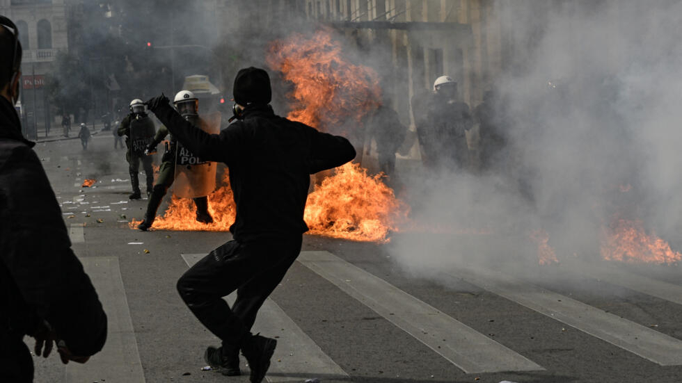 Des dizaines de milliers de Grecs crient de nouveau leur colère, des heurts à Athènes