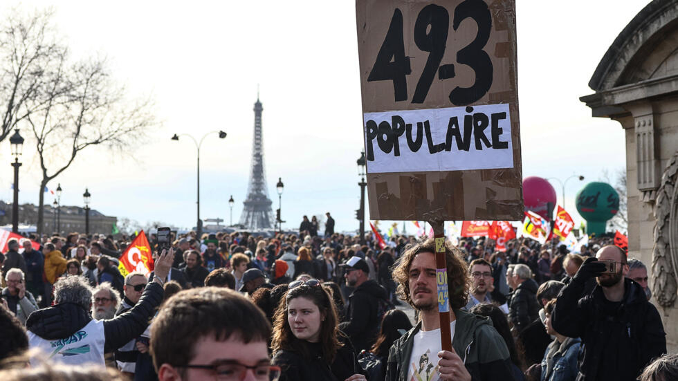 Retraites : le 49.3, un "coup dur au leadership" d'Emmanuel Macron Retraites : le 49.3, un "coup dur au leadership" d'Emmanuel Macron
