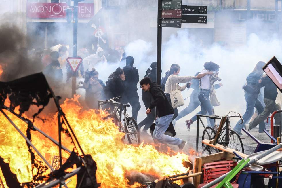 Réforme des retraites : nuit incandescente à Paris et dans plusieurs villes de France