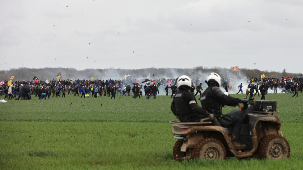 "Mégabassines" : pronostic vital engagé pour deux des manifestants blessés