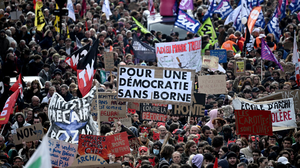 Réforme des retraites : les manifestations et violences en France vues de l’étranger