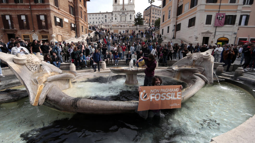 À Rome, des militants écologistes noircissent l'eau de la fontaine Barcaccia