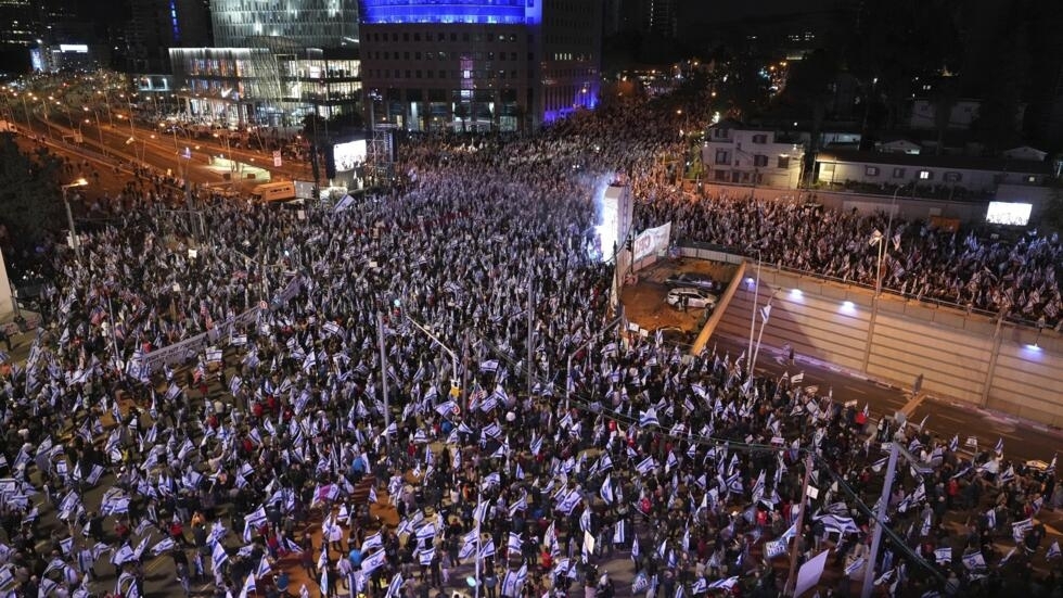 Réforme de la justice en Israël : des milliers de personnes dans la rue pour la 13e semaine Réforme de la justice en Israël : des milliers de personnes dans la rue pour la 13e semaine
