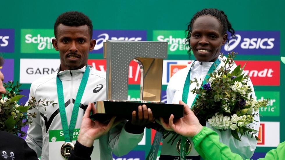 L'Éthiopien Abeje Ayana et la Kényane Helah Kiprop créent la surprise au marathon de Paris