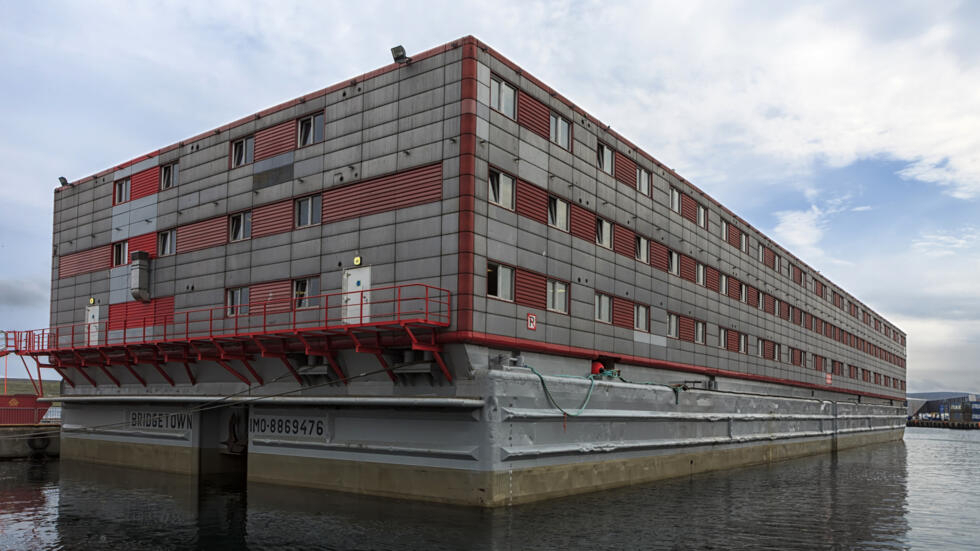 Lutte contre l'immigration illégale : le Royaume-Uni va héberger des migrants sur une barge Lutte contre l'immigration illégale : le Royaume-Uni va héberger des migrants sur une barge