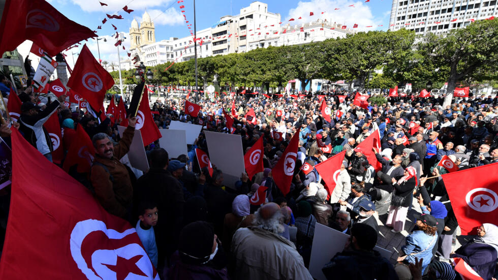 Tunisie : manifestation contre une série d'arrestations d'opposants