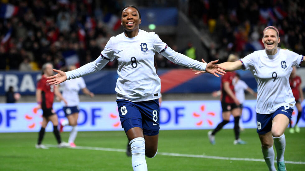 Football : les Bleues l'emportent contre les championnes olympiques canadiennes