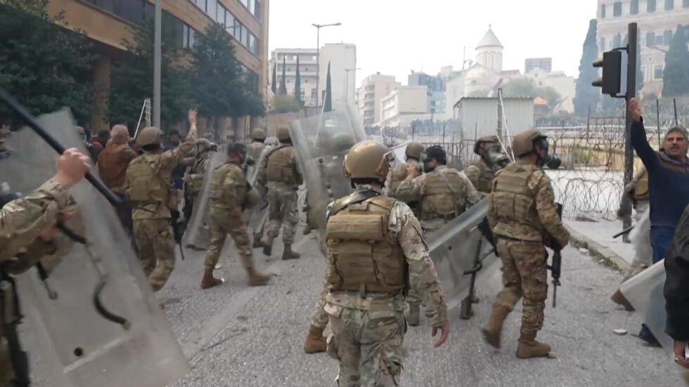 Crise économique au Liban : des soldats cumulent les emplois pour survivre, d'autres désertent Crise économique au Liban : des soldats cumulent les emplois pour survivre, d'autres désertent