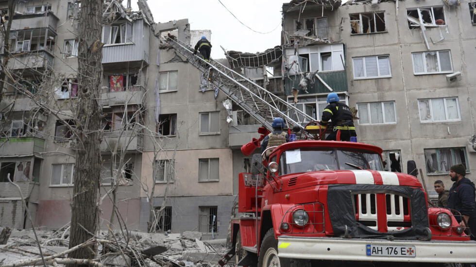 Ukraine : un immeuble civil bombardé, le jour où Poutine signe une loi sur la mobilisation