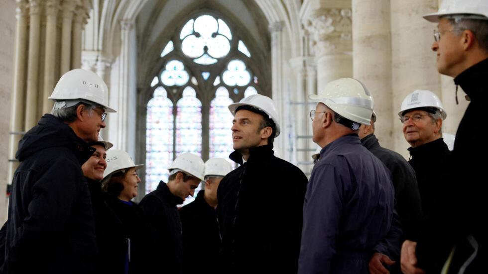 "Tenir le cap, c'est ma devise" : Emmanuel Macron visite le chantier de Notre-Dame