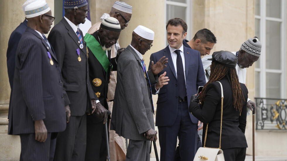 Neuf anciens tirailleurs reçus à l’Élysée avant leur retour au Sénégal Neuf anciens tirailleurs reçus à l’Élysée avant leur retour au Sénégal