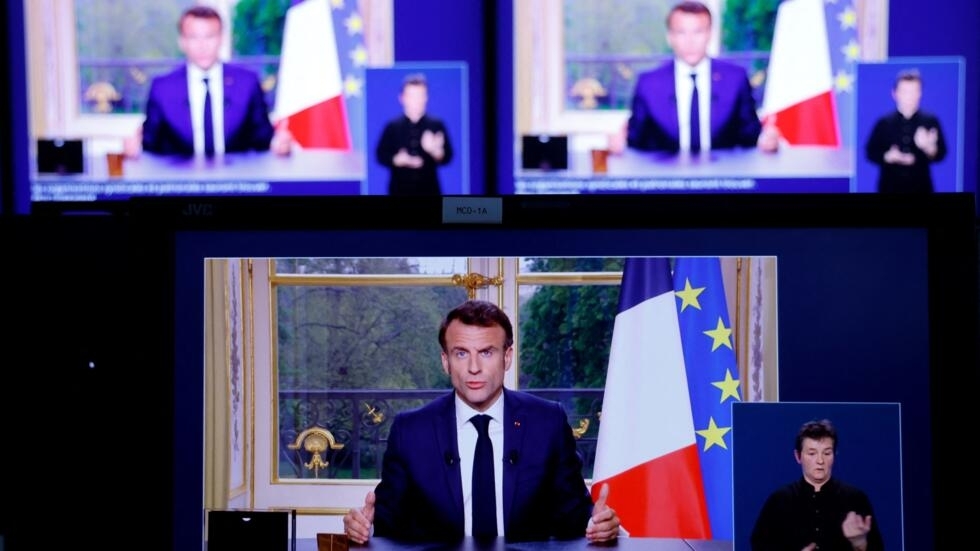 Malgré "la colère" des Français, Emmanuel Macron se donne 100 jours pour se relancer