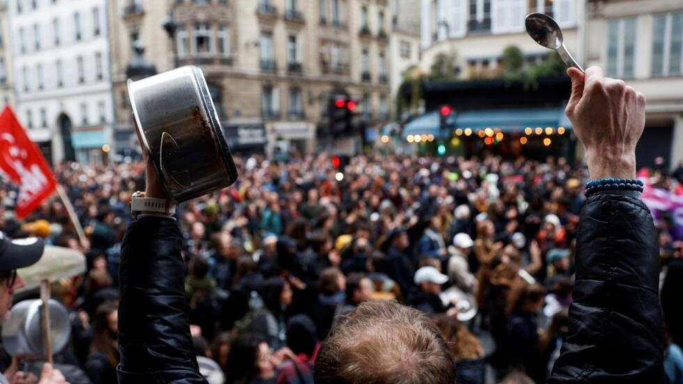 Réforme des retraites : nuit de casseroles et manifestations après le discours de Macron Réforme des retraites : nuit de casseroles et manifestations après le discours de Macron