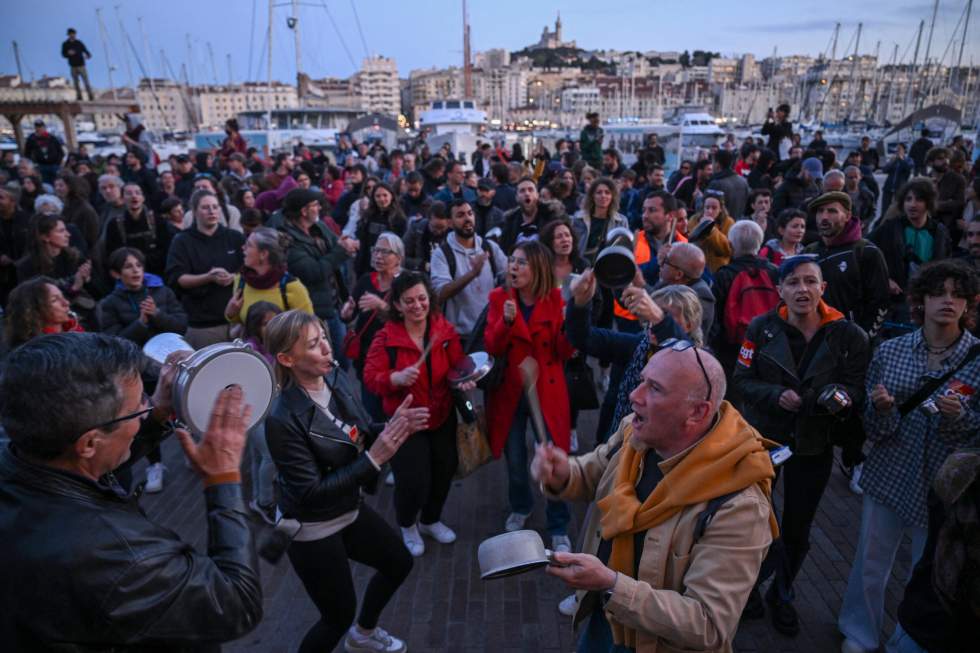 Réforme des retraites : nuit de casseroles et manifestations après le discours de Macron Réforme des retraites : nuit de casseroles et manifestations après le discours de Macron