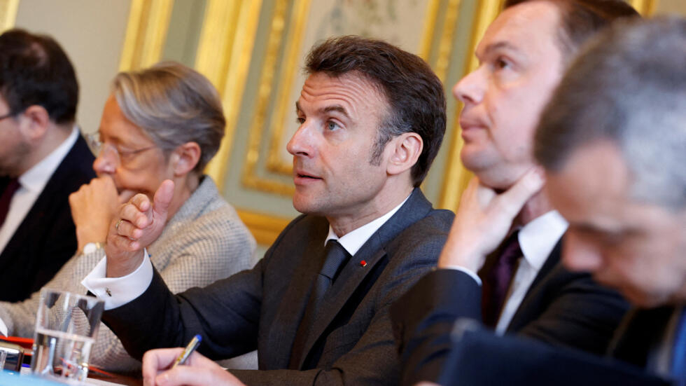 Pour tenter de faire oublier les retraites, le gouvernement veut "accélérer" sur tous les sujets Pour tenter de faire oublier les retraites, le gouvernement veut "accélérer" sur tous les sujets