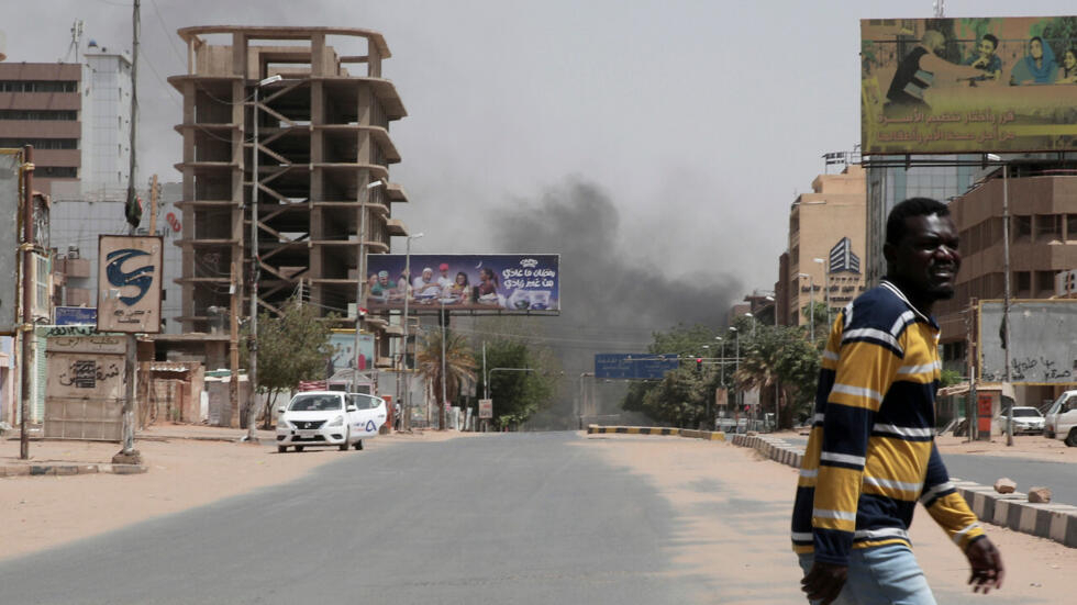 Au Soudan, des milliers de civils fuient Khartoum au cinquième jour des combats