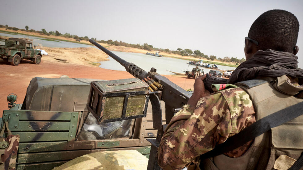 Mali : plusieurs civils tués dans une attaque contre un aéroport et un camp militaires Mali : plusieurs civils tués dans une attaque contre un aéroport et un camp militaires