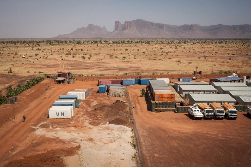 Mali : plusieurs civils tués dans une attaque contre un aéroport et un camp militaires Mali : plusieurs civils tués dans une attaque contre un aéroport et un camp militaires