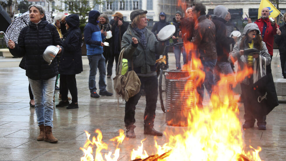 Manifestations et concerts de casseroles pour l'anniversaire de la réélection d'Emmanuel Macron