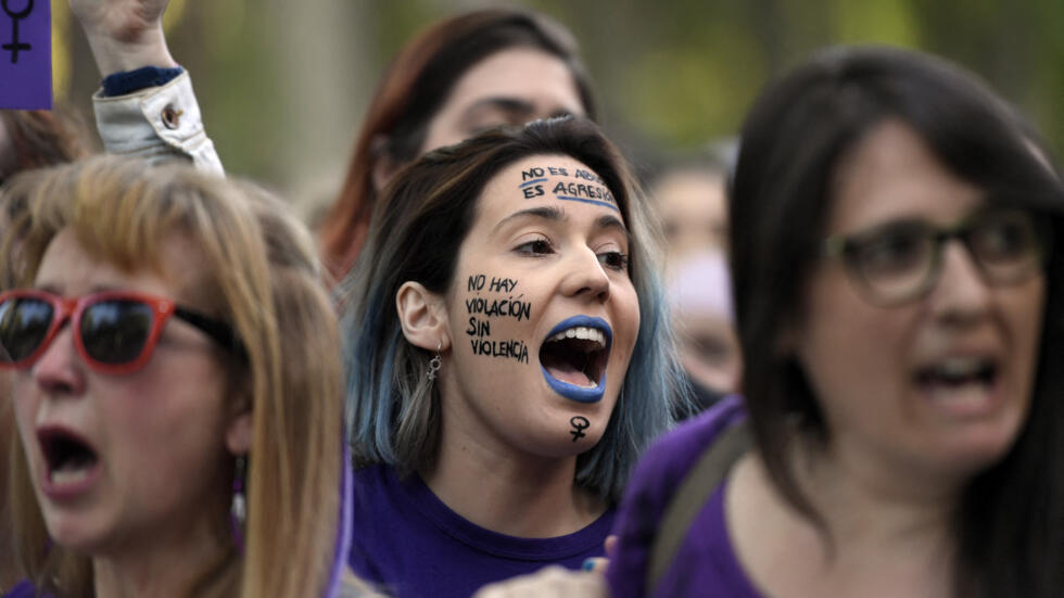 "Sólo sí es sí" : en Espagne, la réforme de la loi sur le consentement sexuel divise la gauche