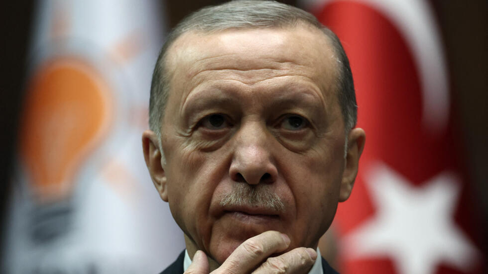 Frappé par une gastro-entérite, Erdogan réapparaît en direct à la télévision Frappé par une gastro-entérite, Erdogan réapparaît en direct à la télévision
