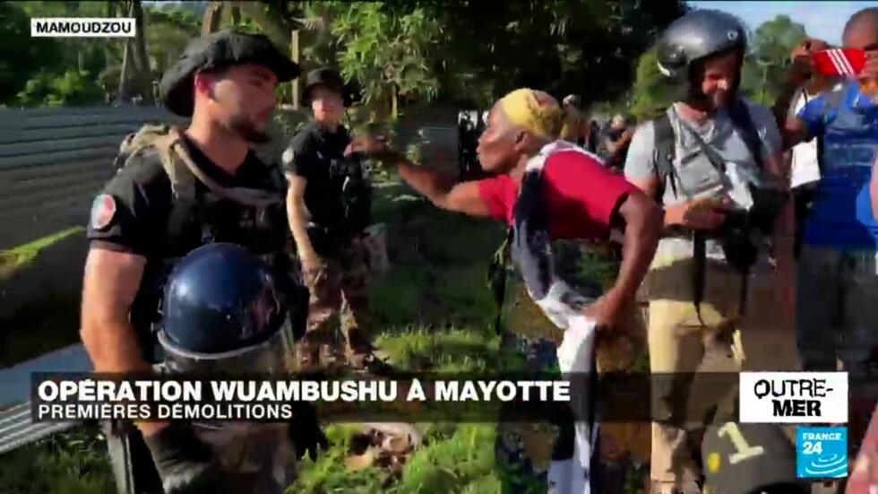 Mayotte : premières démolitions de bidonvilles dans le cadre de l'opération Wuambushu Mayotte : premières démolitions de bidonvilles dans le cadre de l'opération Wuambushu