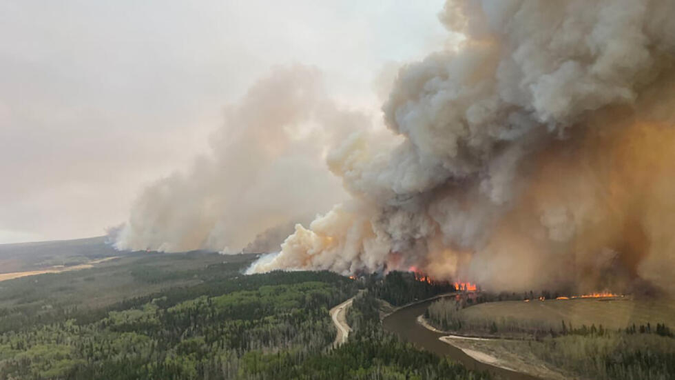 Feux de forêt au Canada : situation "sans précédent", près de 30 000 personnes évacuées Feux de forêt au Canada : situation "sans précédent", près de 30 000 personnes évacuées