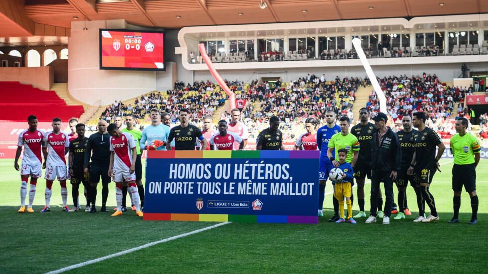 Homophobie dans le football : le maillot floqué arc-en-ciel toujours loin d'être consensuel