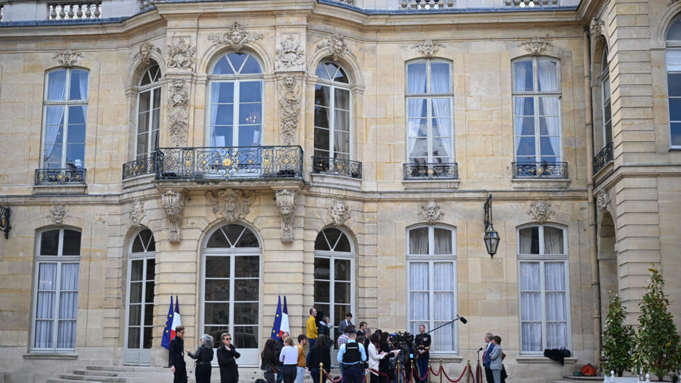 Les entretiens avec les syndicats se poursuivent à Matignon, le blocage sur les retraites aussi