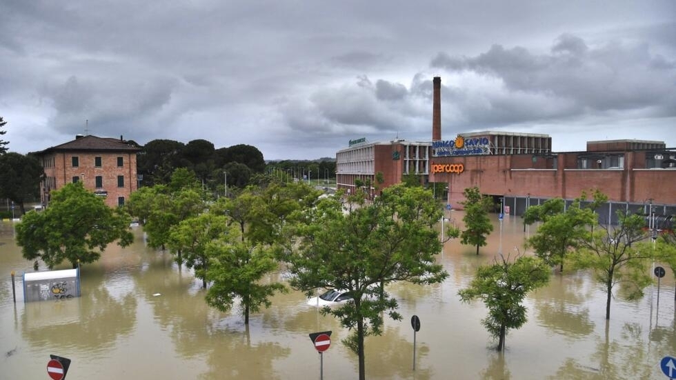 En Italie, des inondations font près d'une dizaine de mort et des milliers d'évacués En Italie, des inondations font près d'une dizaine de mort et des milliers d'évacués