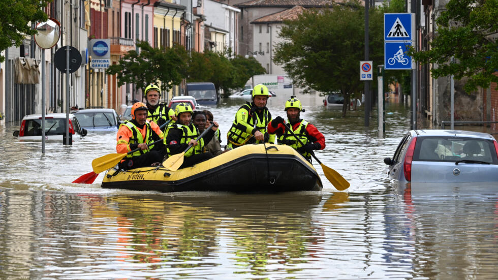 Les inondations en Italie font 14 morts, le "verger" du pays dévasté