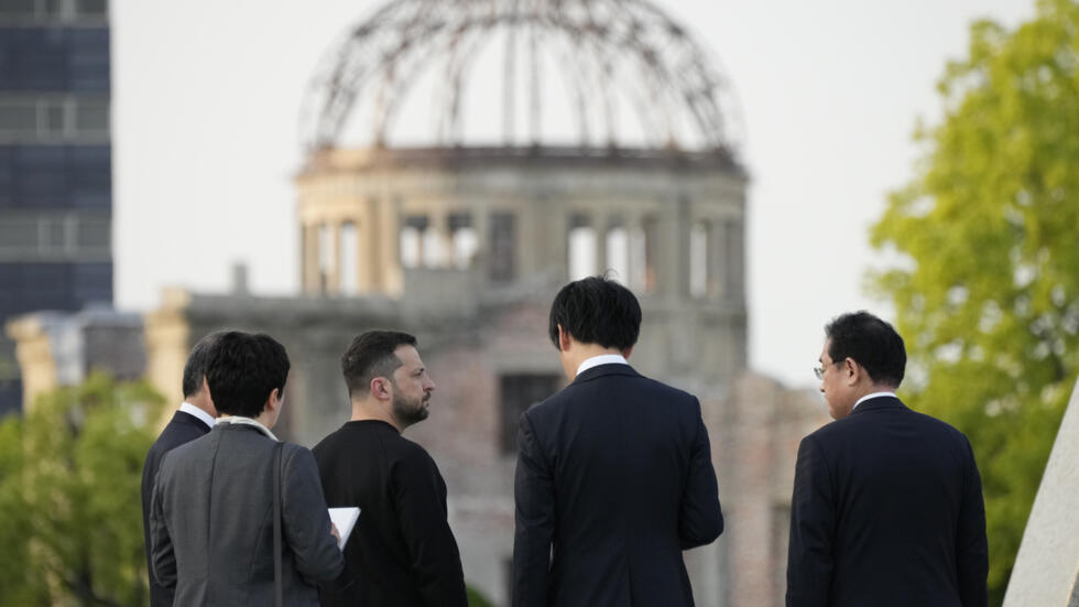 Pour Volodymyr Zelensky, "les photos d'Hiroshima détruite rappellent Bakhmout"