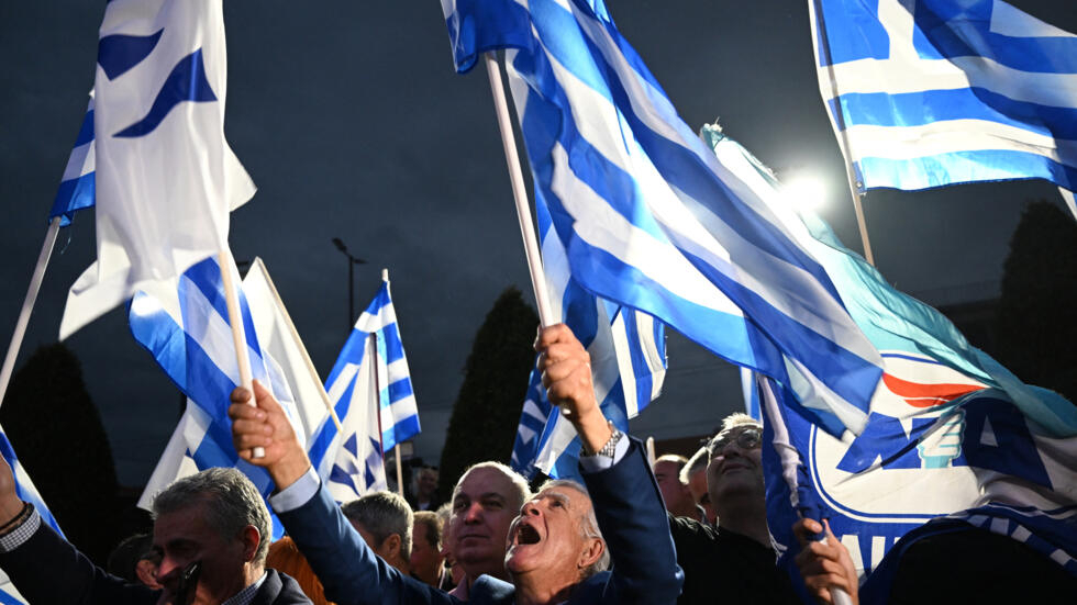 Grèce : après sa large victoire aux législatives, la droite en quête d'une majorité absolue